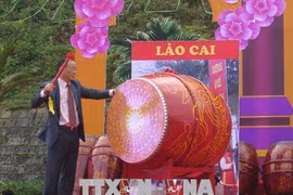 老街省上祠庙会吸引四面八方游客前来参观游览