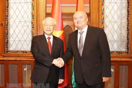 越共中央总书记阮富仲会见匈牙利国会副议长
