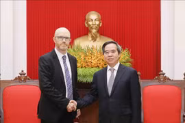 中央经济部部长阮文平会见赴越出席2018年世界经济论坛东盟峰会的企业代表