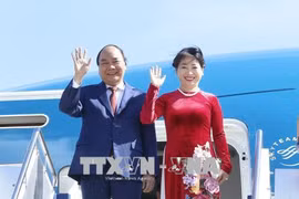 越南政府总理阮春福启程对新加坡进行正式访问并出席第32届东盟峰会