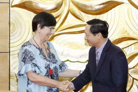比利时驻越大使荣获“为各民族和平友谊”纪念章