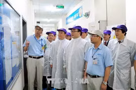 河内市市委书记黄忠海向河内市劳动者拜年