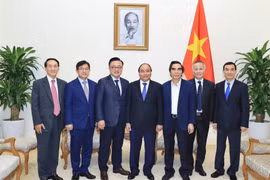 阮春福会见韩国三星集团总裁高东镇