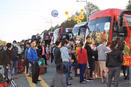 “温暖回家路”送4000名劳动人工回家过年