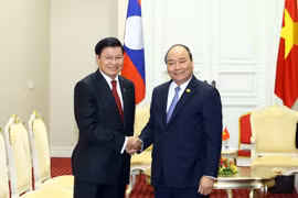 政府总理阮春福会见老挝总理通伦·西苏里