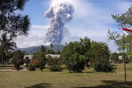 遭地震和海啸袭击后印尼苏拉威西岛再遇火山爆发
