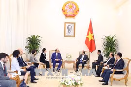越南政府总理阮春福会见意大利最大保险公司领导