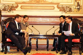 胡志明市领导会见英国首相贸易特使
