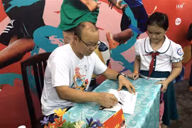 越南男足国家队韩国籍主教练朴恒绪助力越南贫困儿童开启足球之梦