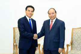 越南政府总理阮春福会见老挝总理府部长兼办公厅主任佩·蓬皮帕