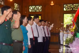 胡志明主席诞辰128周年：乂安省向胡伯伯敬香