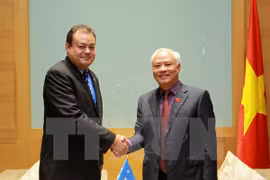 国会副主席汪周刘会见密克罗尼西亚联邦议会副议长