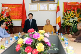 越南祖国阵线中央委员会副主席侯阿令看望慰问释宝严和尚