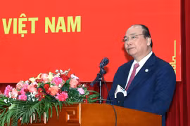 阮春福和老挝政府总理通伦·西苏里同旅老越南人共迎新春