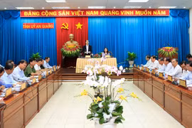 国家主席陈大光：安江省应集中加快转变农业增长模式 促进高科技农业发展
