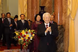 越共中央总书记、国家主席阮富仲会见越南国家主席办公厅全体干部人员
