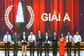 越共中央总书记阮富仲等党和国家领导出席2017年第十二届国家新闻奖颁奖仪式