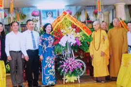 越共中央民运部部长张氏梅走访慰问越南佛教教会证明理事会法主