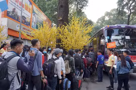 胡志明市开启 “春节班车”活动 送数千名大学生回家过年