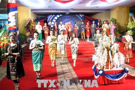 老挝留学生欢度老挝传统新年