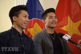 越南“杂技王子”江国基和江国业获得文化体育与旅游部的奖状
