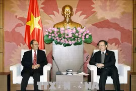 越南国会副主席冯国显会见老挝国会经济、技术和环境委员会主任