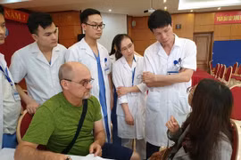 美国整形专家亲赴越南中央耳鼻喉科医院为患者进行整形手术