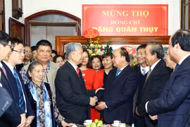 政府总理阮春福向国会原副主席邓君瑞中将祝寿