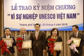 20名河内市民荣获“致力于越南UNESCO 事业”纪念章