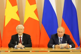 越共中央总书记阮富仲与俄罗斯总统普京共同会见记者