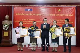 越南向老挝人民革命党中央对外部工作人员授予勋章和徽章