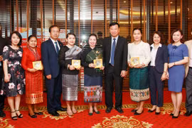 老挝建国阵线中央委员会代表团对广宁省进行访问