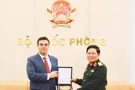 国防部部长吴春历会见以色列驻越大使