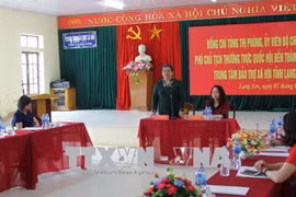 越南国会常务副主席丛氏放向谅山省贫困学生赠送礼物