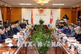 越南工贸部长陈俊英会见瑞士环境、交通、能源及电信部部长