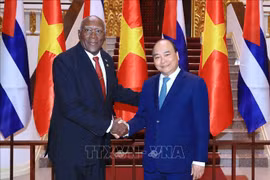 越南政府总理阮春福会见古巴共和国国务委员会第一副主席兼第一副部长会议