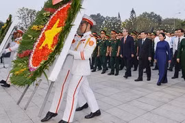 胡志明市领导向胡志明主席和孙德胜主席敬香