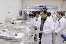 越南医师节：丛氏放和武文赏走访慰问各所医疗机构医务人员