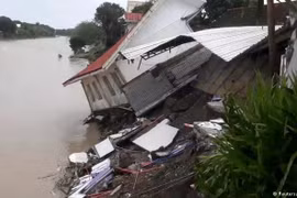 台风乌斯曼袭击菲律宾 已致近70人死亡