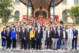 阮春福向贫困户赠送越南U23球队皮球和球衣拍卖得到的资金