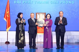 越南政府总理阮春福向越南之声广播电台授予人民武装力量英雄称号