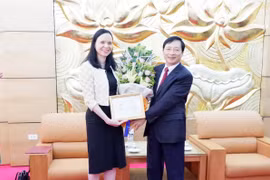 向波兰驻越大使授予“致力于各民族和平友谊”纪念章