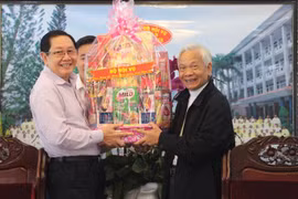 越南内务部代表团圣诞节前走访慰问安江省天主教徒