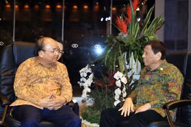 越南政府总理阮春福会见菲律宾总统杜特尔特