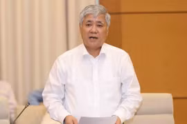 越南国会常务委员会第26次会议：越南政府民族委员会主任杜文战登台接受质询