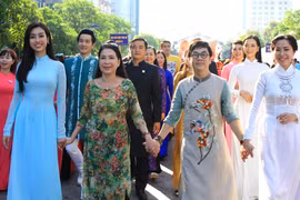 胡志明市3000多名女性参加集体奥戴秀表演