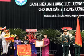 阮氏金银向中央南方局民医委员会授予人民武装力量英雄称号