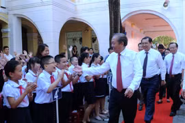 越南全国大中小学生兴高采烈地跨入新学年