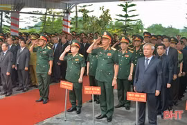 河静省为在老挝牺牲的越南志愿军遗骨举行追悼会
