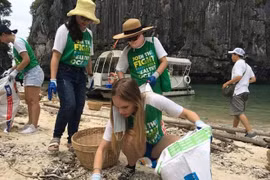 广宁省下龙市走向无垃圾旅游 打造绿色下龙湾
